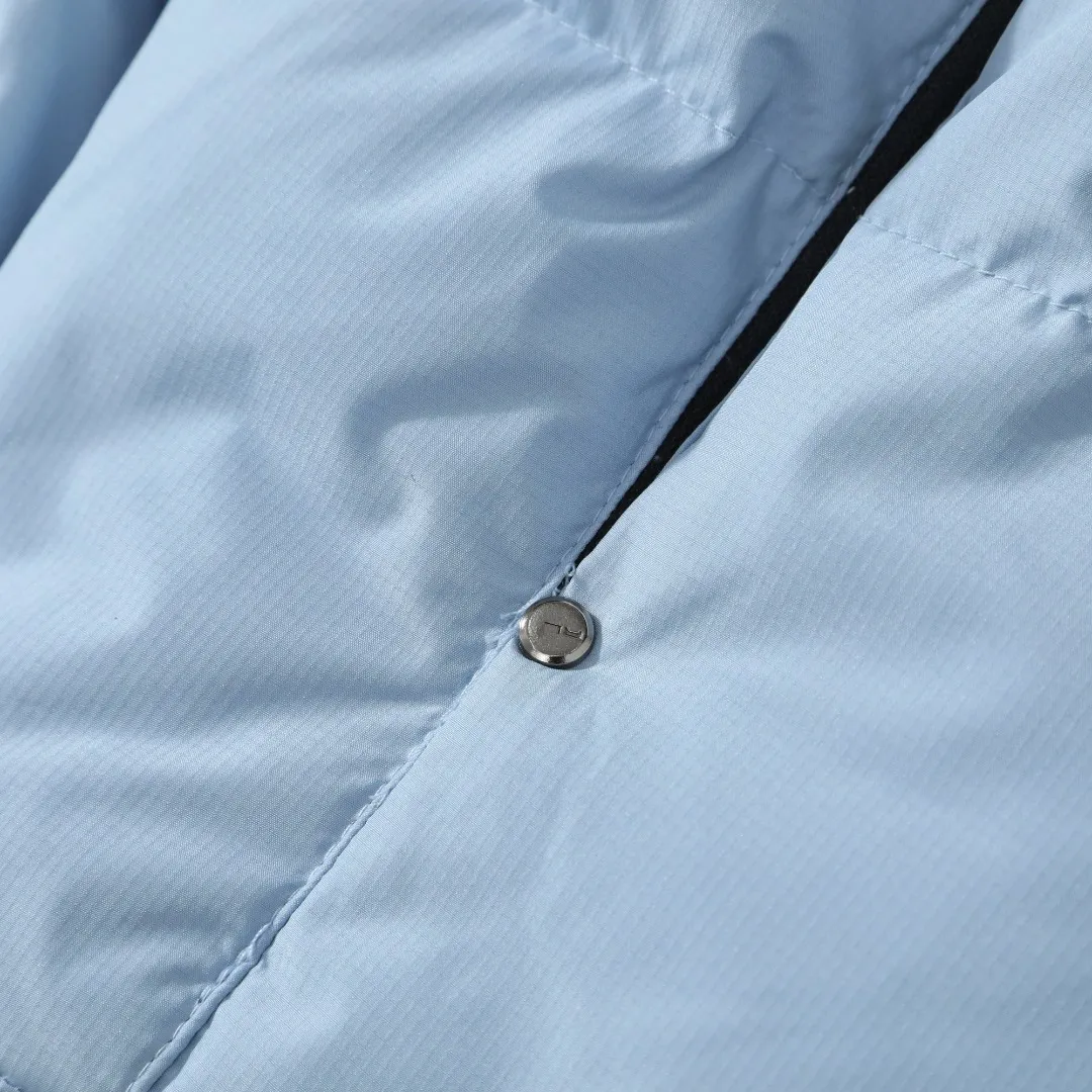 P680 #R58 Ralph Lauren/Ralph Lauren classic new down jacket jacket with detachable hood extra thick plush down jacket men's top "Thousands of stitches of electric embroidery, the logo is like a work of art" The imported Barudan embroidery machine is used to carve the classic polo logo with precision electric embroidery technology. Each letter is full and three-dimensional, with clear details, making it the "most expensive embroidered logo" on the down jacket, highlighting its extraordinary status. "75% national standard high-quality white duck down, light and heat-locking" is filled with 75% high-quality white duck down, which is light and pressure-free, but has excellent warmth retention. After compression, it can quickly rebound and become fluffy, say goodbye to bloat, embrace unburdened warmth, and face the cold winter without timidity. "Technical fabrics that protect against cold and wind and rain" · Long-lasting fluffy and non-stiffening, consistent thermal performance · 400T high-density gallbladder + pinhole retraction technology, completely say goodbye to velvet · Windproof and waterproof matte fabric with adjustable hem, easy to deal with bad weather "Five colors come together to interpret diverse styles" · White: pure first snow, fresh and versatile · Black: classic without limits, calm and atmospheric · Navy blue: low-key and elegant, suitable for both business and leisure · Sky blue: bright and healing, brightening up dull winter days · Khaki: retro and gentle, the first choice for urban wanderers "The details are authentic, the texture is everywhere" The original electroplated YK zipper is smooth and durable, the detachable hood can be worn multiple times, and the original hangtag and washable label ensure authentic quality. The same design for men and women makes it easy to control whether it is used as a couple's outfit or to create personal style, making it an indispensable fashion equipment this winter.  Color: Black, Navy, Khaki, White, Sky Blue Size: S M L
